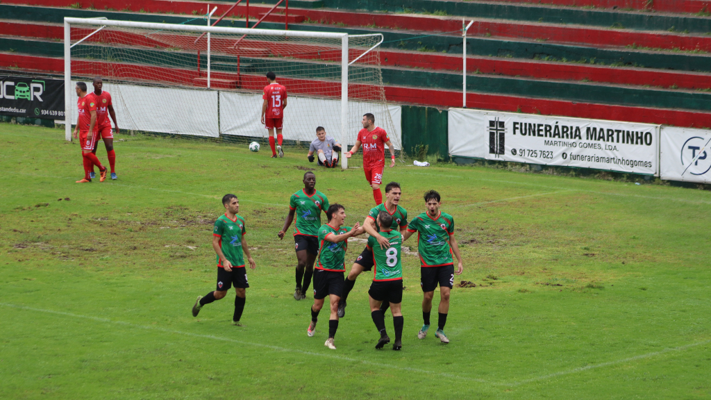 Ivo abriu o marcador para a equipa de Sandim, aos 14', e Fati estava no sítio certo para marcar o segundo golo do D. Sandinenses, aos 37'