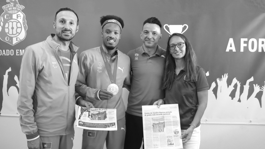 Treinador Rui Pinto, Sandro Baessa, Lenine Cunha e coordenadora Ana Carneiro com o jornal de dia 7