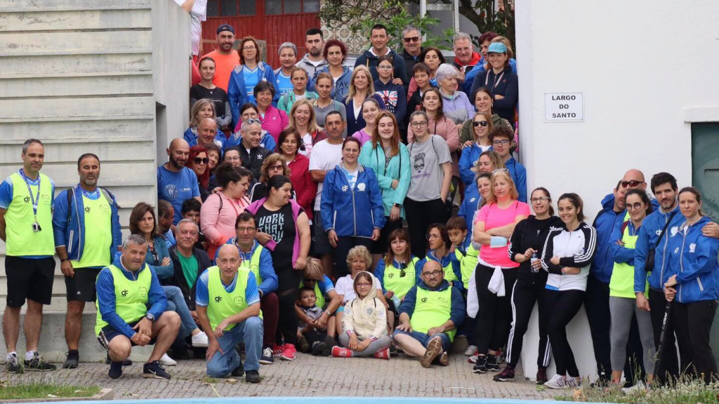 Uma parte dos caminhantes com a Júlia no centro da fotografia