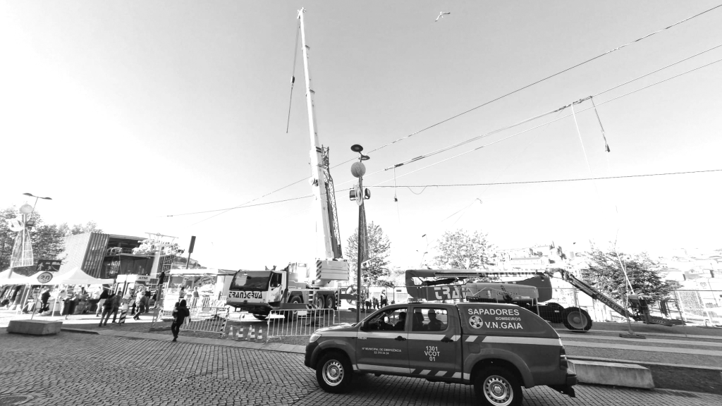 Trabalhos de manutenção do Teleférico de Gaia implicam uso de grua, na Avenida Ramos Pinto