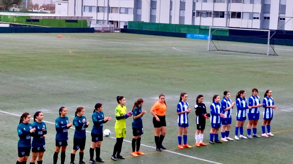 Iniciadas femininas do Coimbrões em estreia absoluta na receção ao Oliveira do Douro, em futebol de sete.